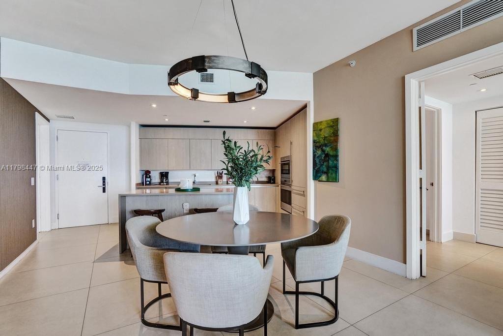 Condo in Hallandale Beach, Florida, United States 2 - 16639891