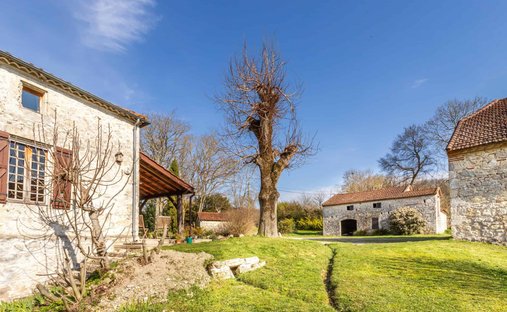 Near Villeneuve Sur Lot Magnificent Riverside Chateau With 6 Bedrooms And 8 Hectares Of Land