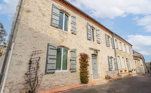 Agen Charming Estate With Manor House, Caretaker's House, Barn For Events, River, Lake 19 Hectares