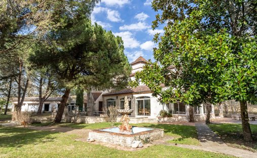 Agen Charming Estate With Manor House, Caretaker's House, Barn For Events, River, Lake 19 Hectares