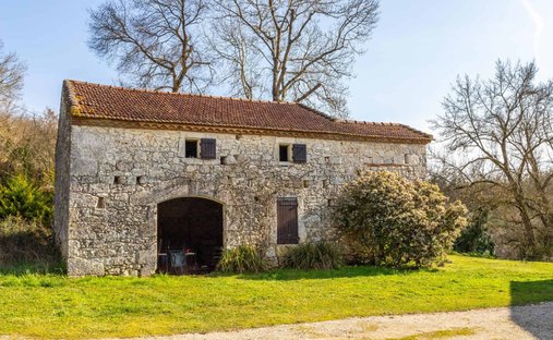 Near Villeneuve Sur Lot Magnificent Riverside Chateau With 6 Bedrooms And 8 Hectares Of Land