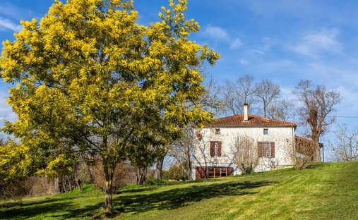 Near Villeneuve Sur Lot Magnificent Riverside Chateau With 6 Bedrooms And 8 Hectares Of Land
