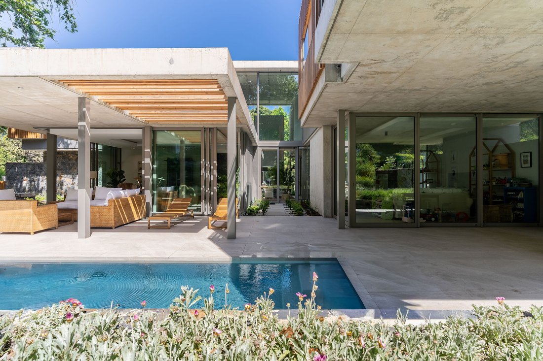 House in Constantia, Silverhurst, Cape Town 1 - 15394815