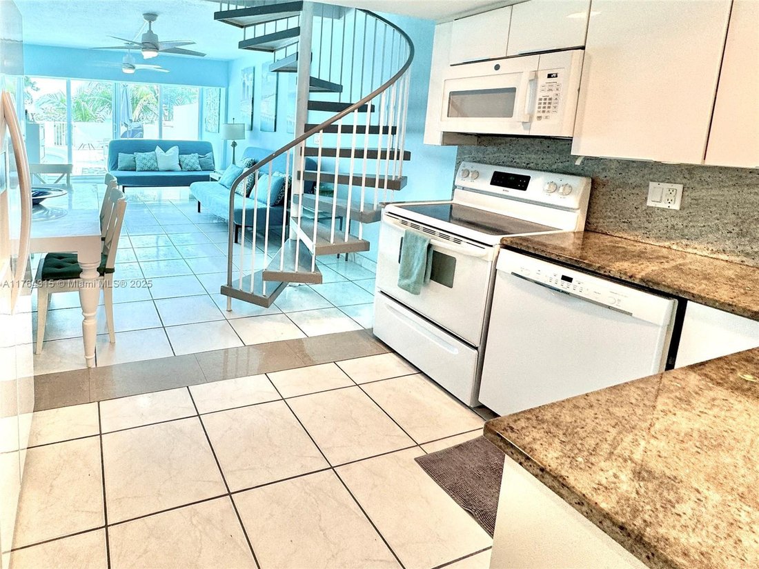Condo in Miami Beach, Florida, United States 2 - 16636739