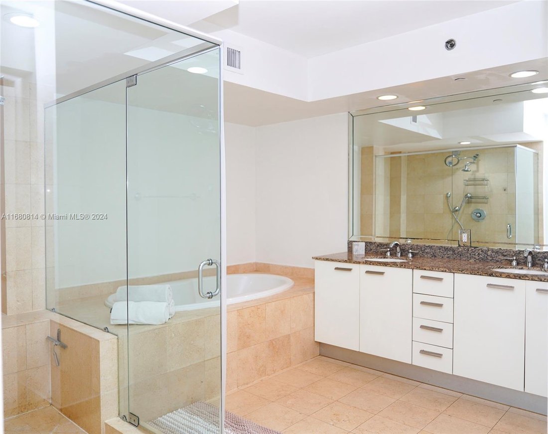 Condo in Hallandale Beach, Florida, United States 5 - 16636007