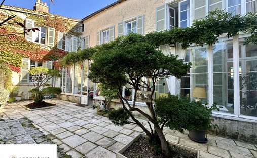 Castle for Sale in Saint-Jean-d'Angély, Nouvelle-Aquitaine, France