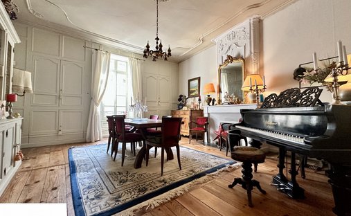 Castle for Sale in Saint-Jean-d'Angély, Nouvelle-Aquitaine, France