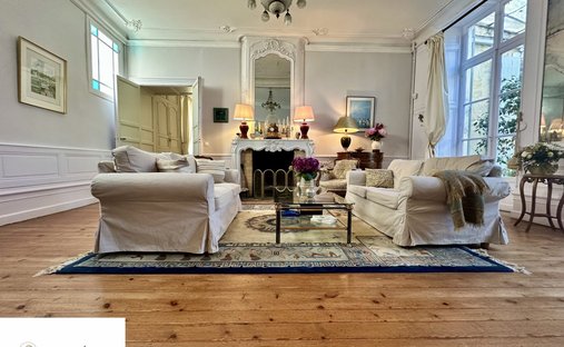 Castle for Sale in Saint-Jean-d'Angély, Nouvelle-Aquitaine, France