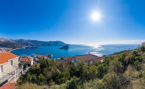 Land in Montenegro 1