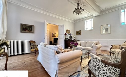 Castle for Sale in Saint-Jean-d'Angély, Nouvelle-Aquitaine, France