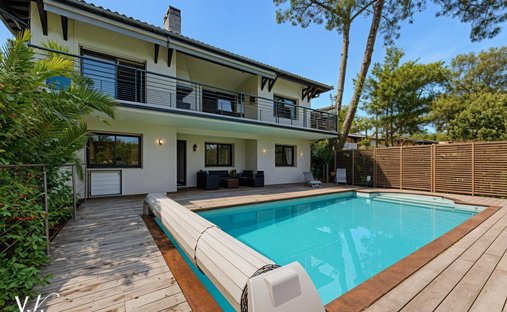 Estate in Aiguillon, Arcachon, France 1