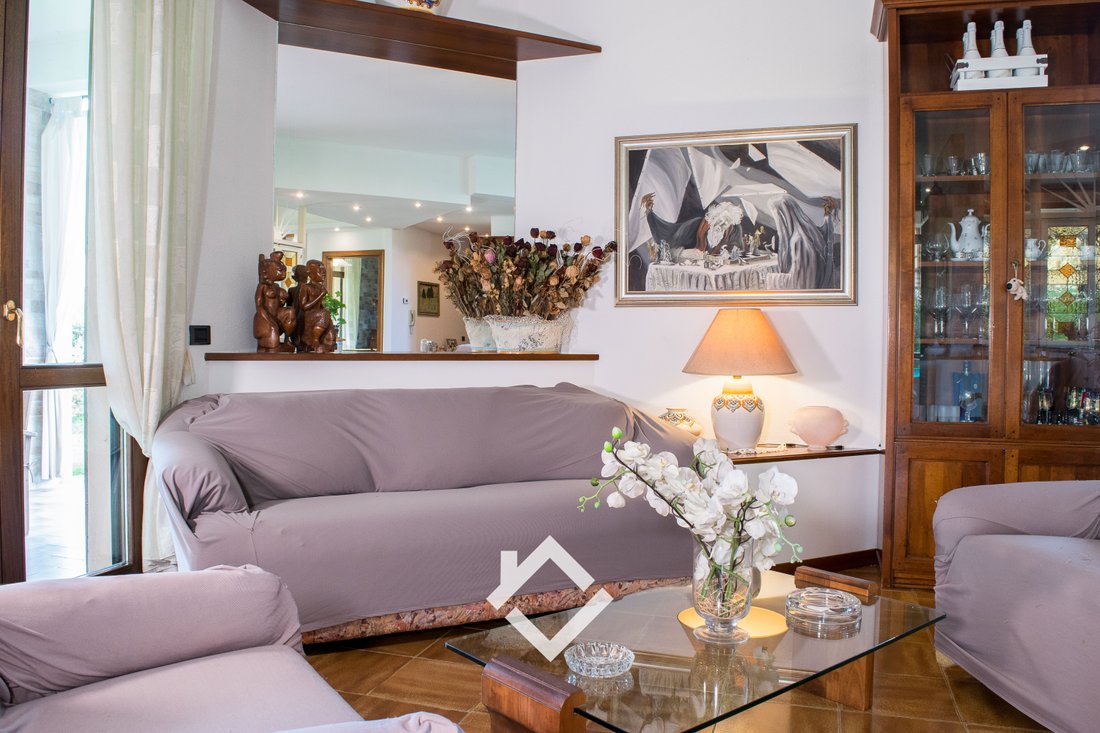 Villa in Travedona Monate, Lombardy, Italy 2 - 16649082