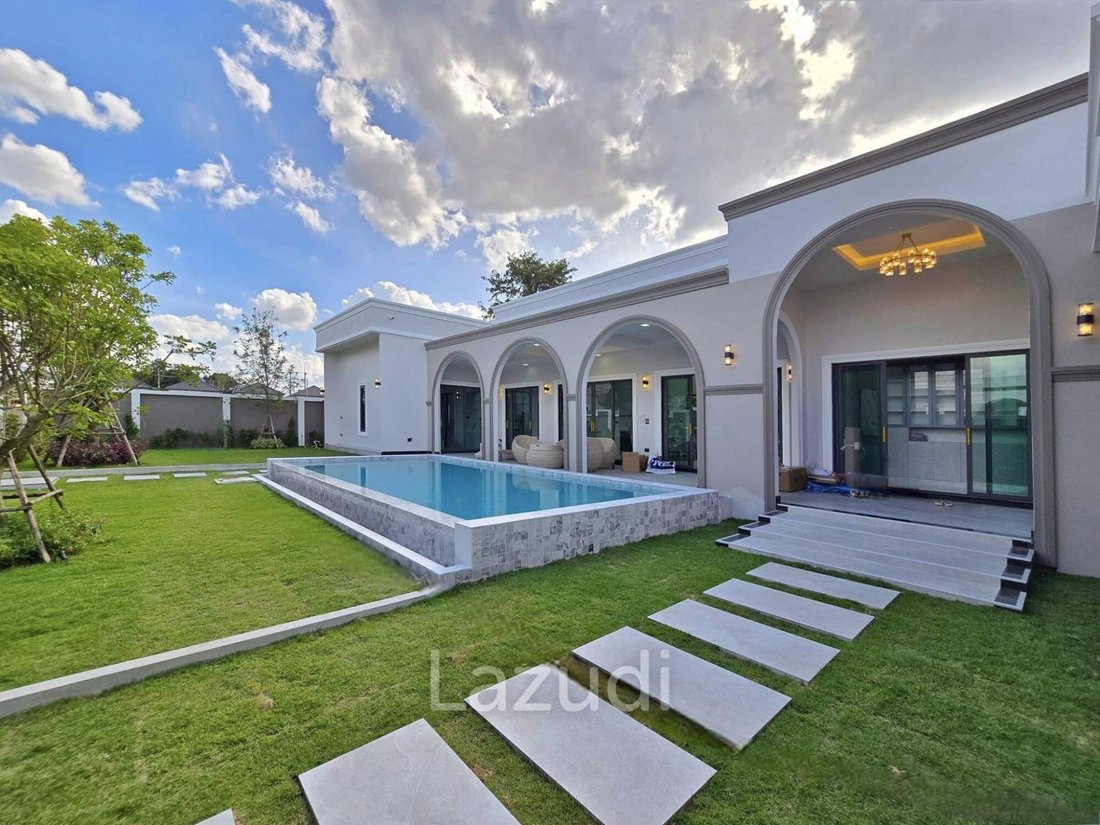 Villa in Pattaya City, Chon Buri, Thailand 1 - 16654097