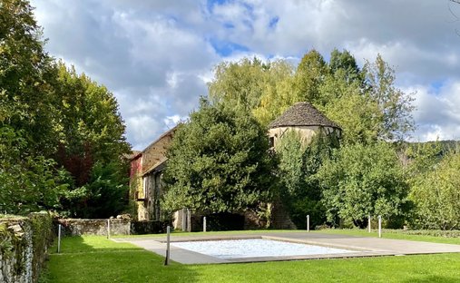 Castle for Sale in Igé, Bourgogne-Franche-Comté, France