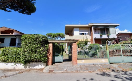House in Tonfano, Pietrasanta, Italy 1