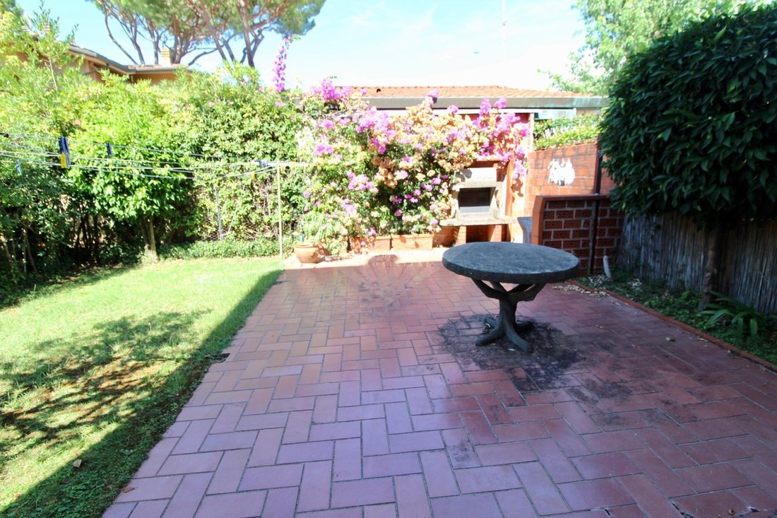 House in Tonfano, Pietrasanta, Italy 3 - 16650977