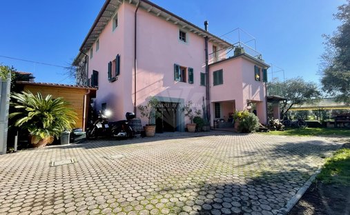 Country House in Pietrasanta, Tuscany, Italy 1