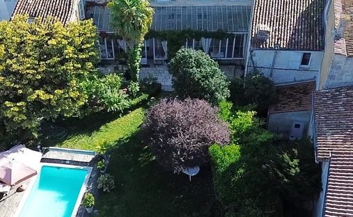 Castle for Sale in Saint-Jean-d'Angély, Nouvelle-Aquitaine, France