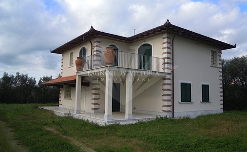 Villa in Pietrasanta, Tuscany, Italy 1