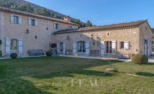 Country House in Bonnieux, Provence-Alpes-Côte d'Azur, France 1