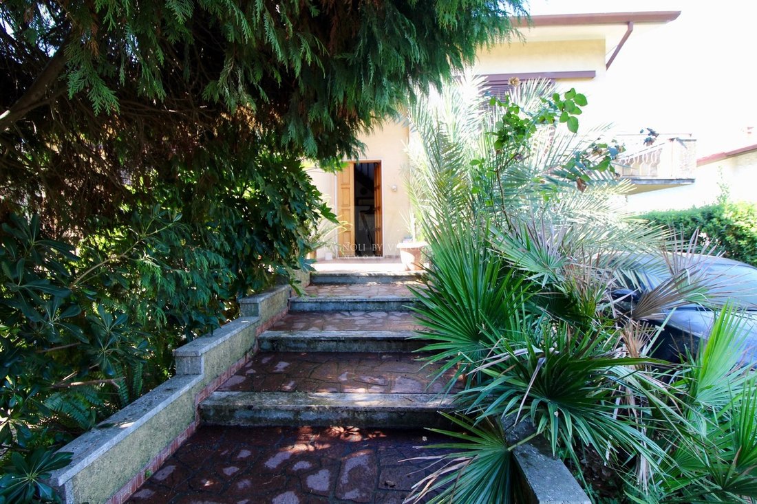 Villa in Pietrasanta, Tuscany, Italy 3 - 16651564