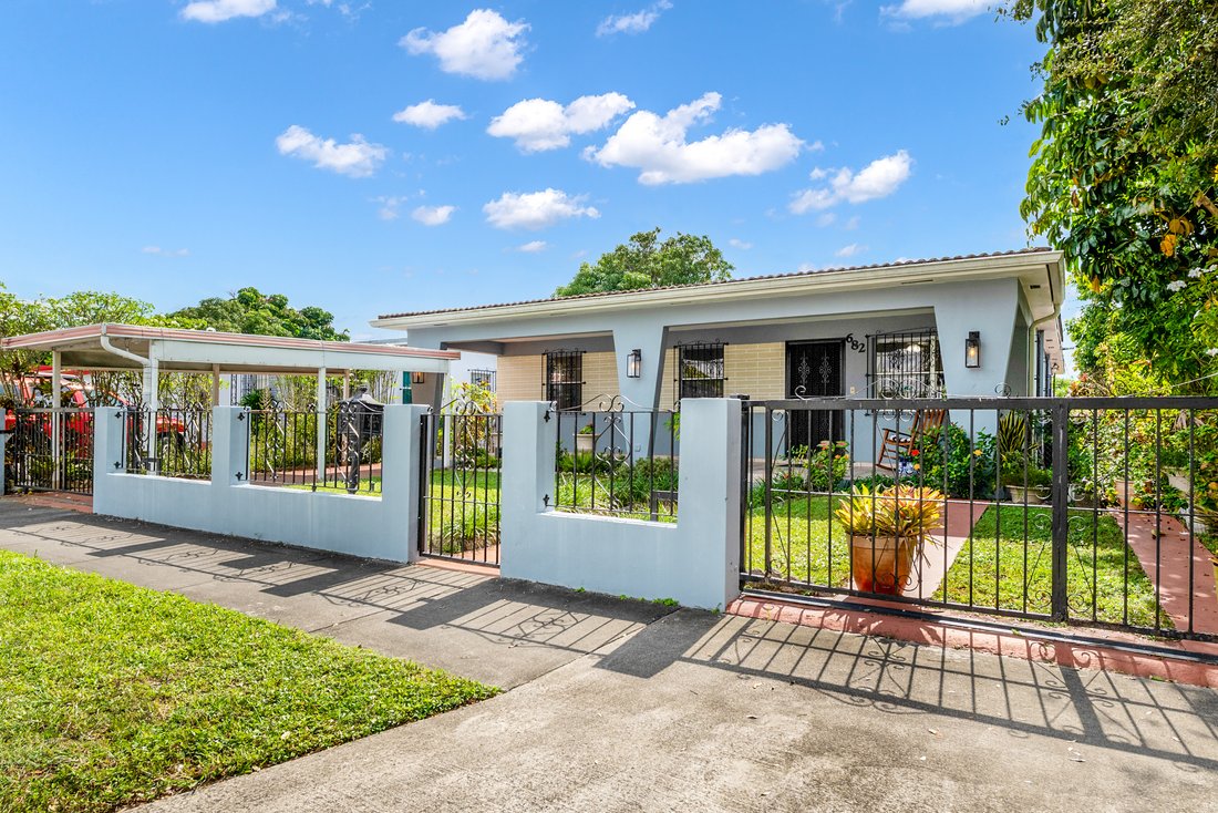 House in Hialeah, Florida, United States 2 - 16650390