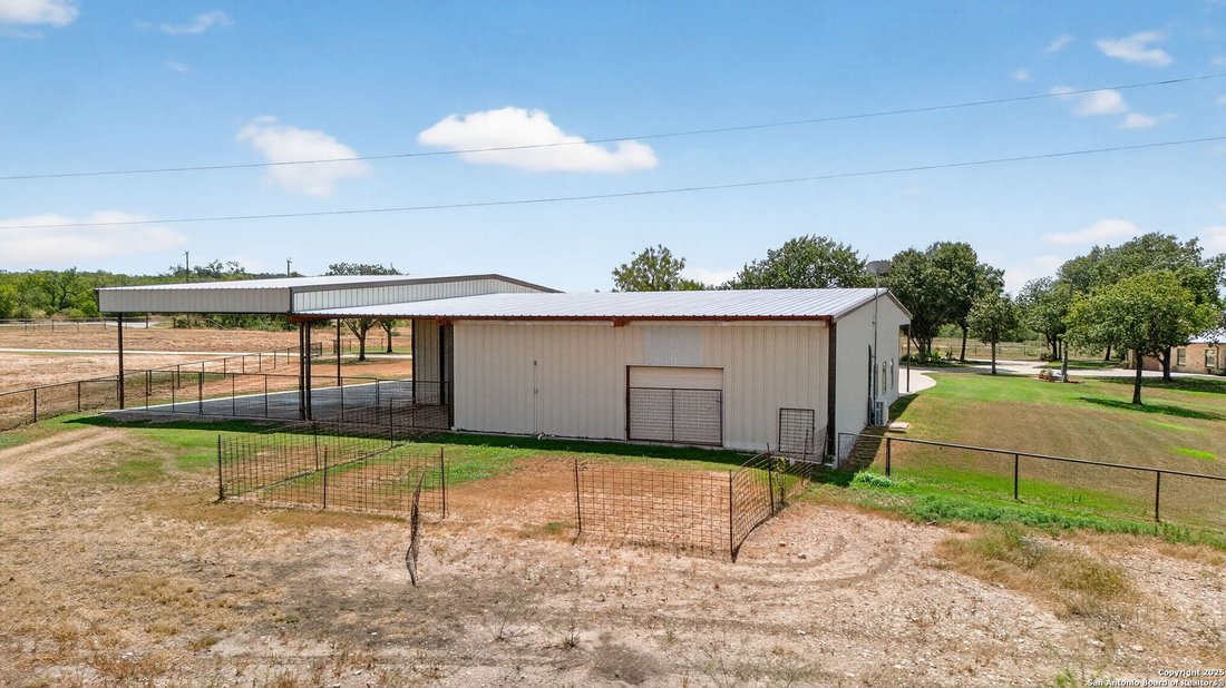 Farm Ranch in Devine, Texas, United States 5 - 16653198