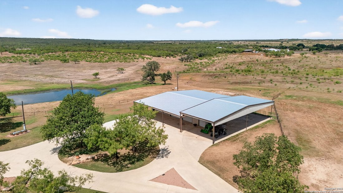 Farm Ranch in Devine, Texas, United States 3 - 16653198