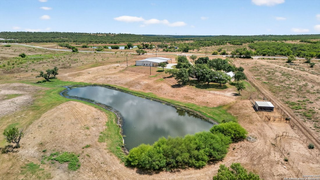 Farm Ranch in Devine, Texas, United States 4 - 16653198