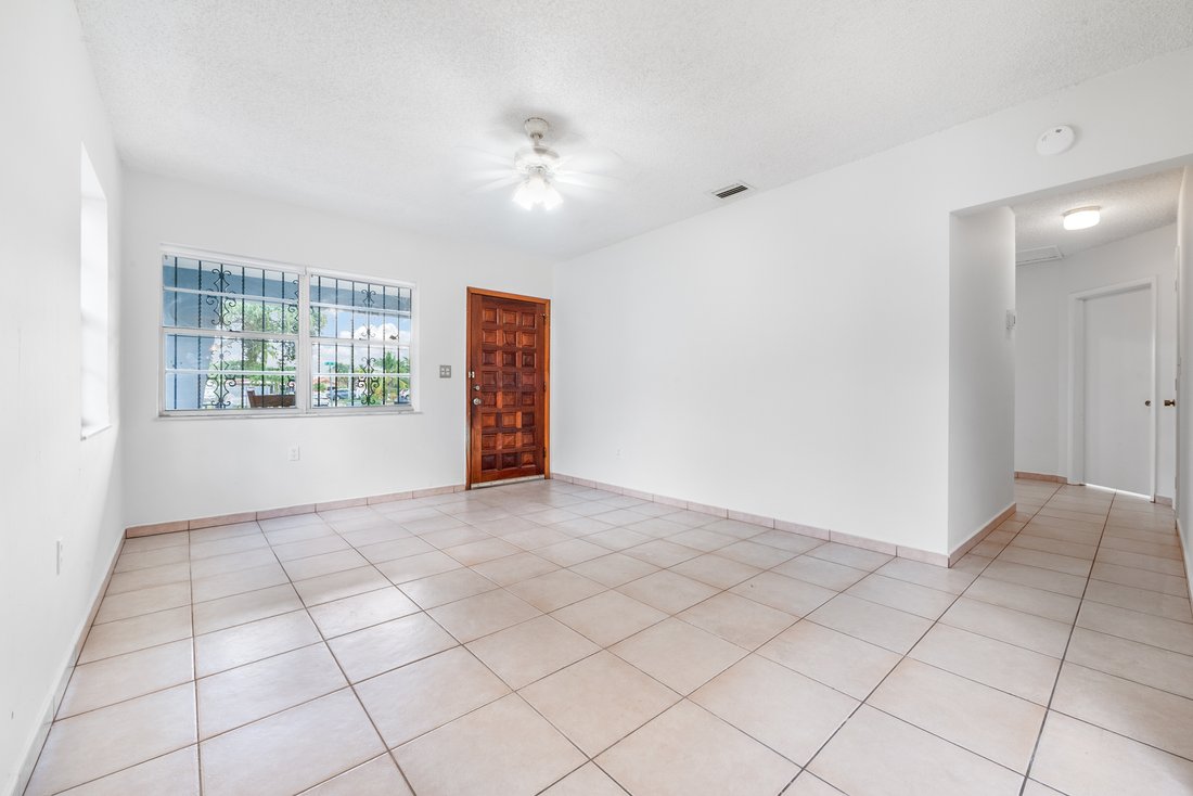 House in Hialeah, Florida, United States 5 - 16650390