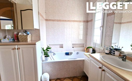 Castle for Sale in Bouliac, Nouvelle-Aquitaine, France