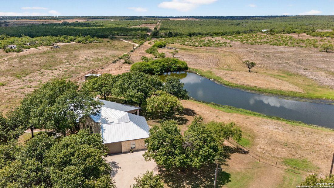 Farm Ranch in Devine, Texas, United States 2 - 16653198