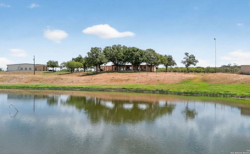 Farm Ranch in Devine, Texas, United States 1