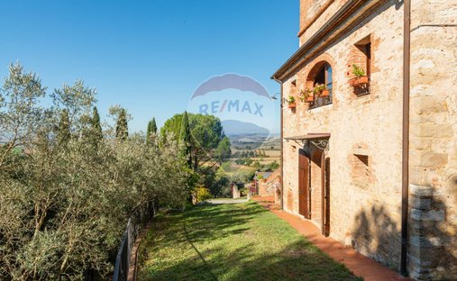 Castle for Sale in Serre di Rapolano, Tuscany, Italy