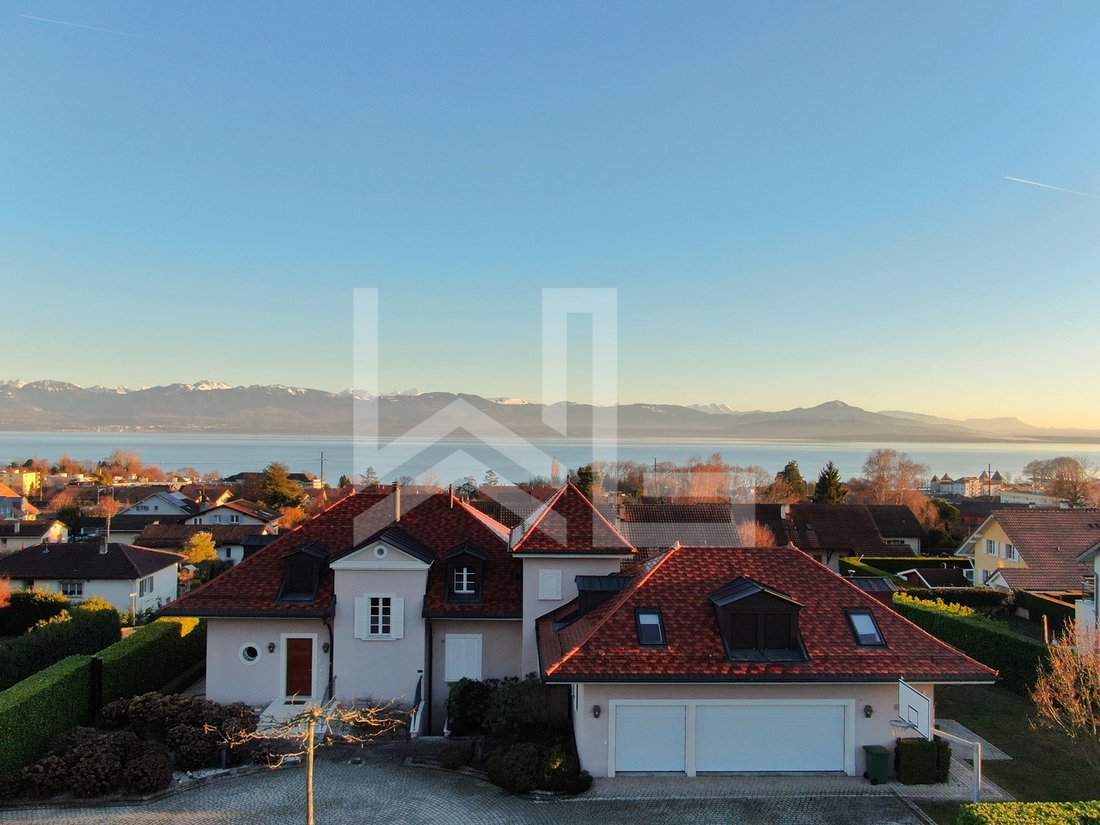 Anwesen Mit Angrenzender Wohnung Und Hallenbad