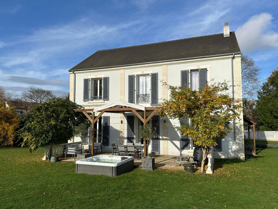 House in Montfort-l'Amaury, Ile-de-France, France 1 - 16570947