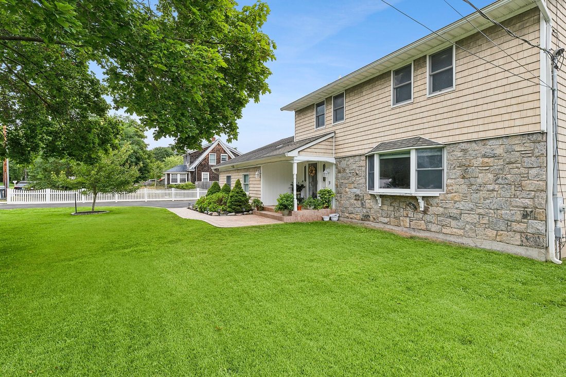 Hampton Bays, New York, United States 2 - 16658567