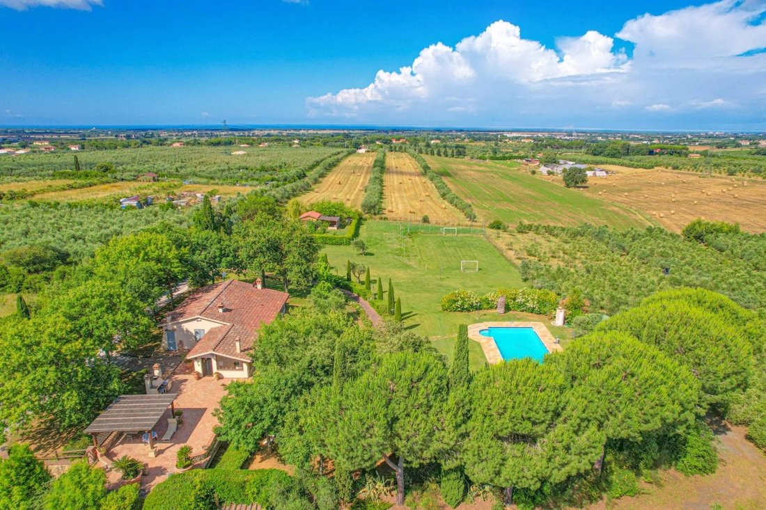 Villa in Cecina Centro, Cecina, Tuscany 1 - 16656317
