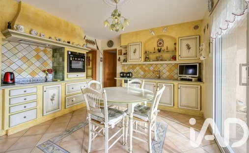 Castle for Sale in Manosque, Provence-Alpes-Côte d'Azur, France