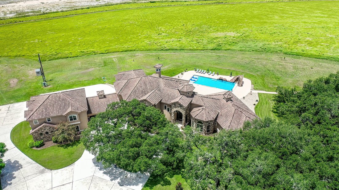 House in Seguin, Texas, United States 2 - 16656914