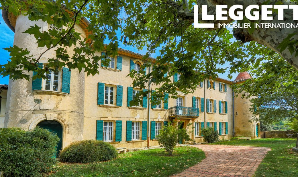 Luberon, Provence Magnificent 17th Century Castle With Agricultural Outbuildings And 84 Ha Of Wood