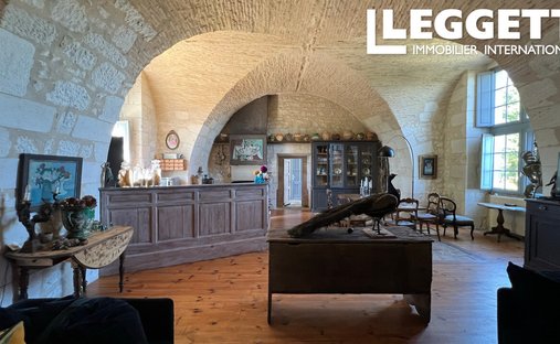 Castle for Sale in Saussignac, Nouvelle-Aquitaine, France