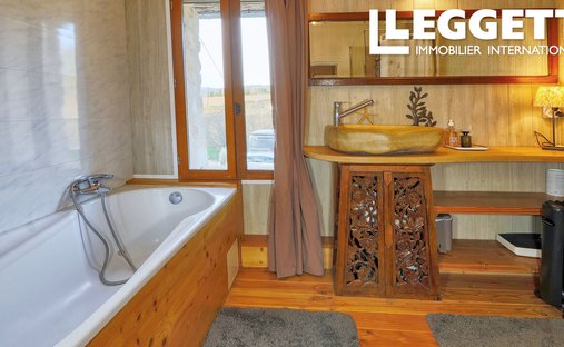 Luberon, Provence Magnificent 17th Century Castle With Agricultural Outbuildings And 84 Ha Of Wood