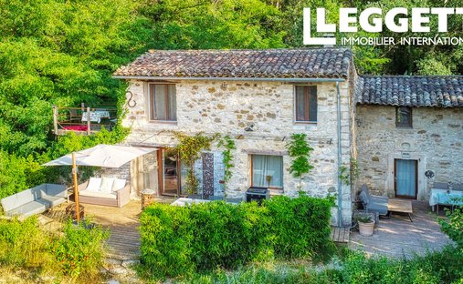 Luberon, Provence Magnificent 17th Century Castle With Agricultural Outbuildings And 84 Ha Of Wood