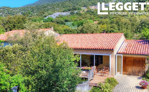 Luberon, Provence Magnificent 17th Century Castle With Agricultural Outbuildings And 84 Ha Of Wood