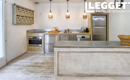 Luberon, Provence Magnificent 17th Century Castle With Agricultural Outbuildings And 84 Ha Of Wood