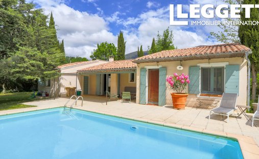 Luberon, Provence Magnificent 17th Century Castle With Agricultural Outbuildings And 84 Ha Of Wood