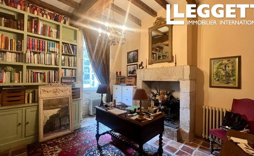 Castle for Sale in Saussignac, Nouvelle-Aquitaine, France