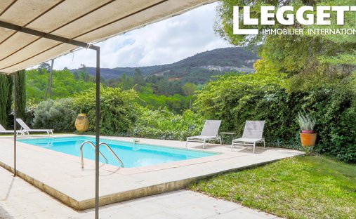 Luberon, Provence Magnificent 17th Century Castle With Agricultural Outbuildings And 84 Ha Of Wood