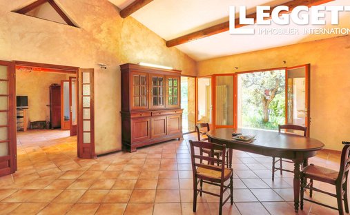 Luberon, Provence Magnificent 17th Century Castle With Agricultural Outbuildings And 84 Ha Of Wood